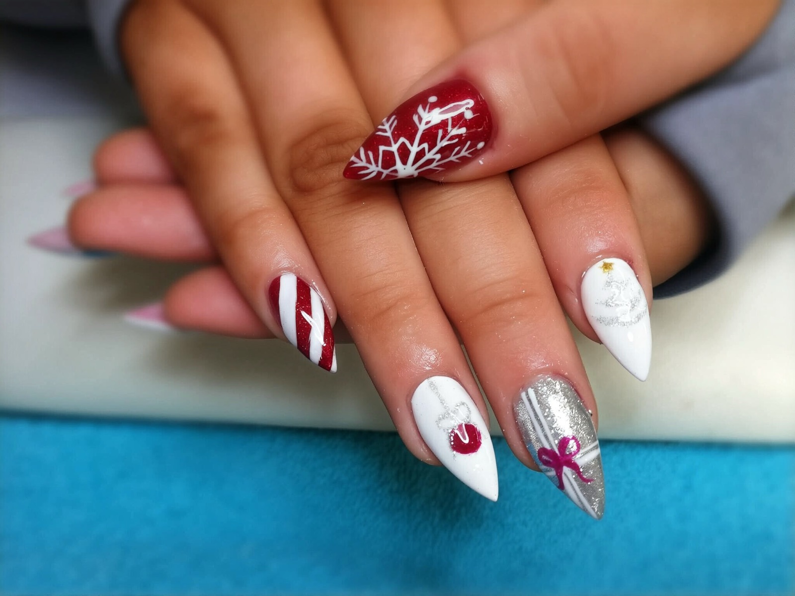 Black tip nails with rhinestones